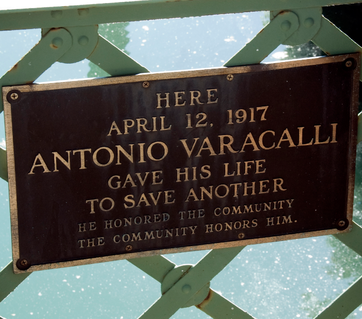 Plakette zu Ehren von Antonio Varacalli